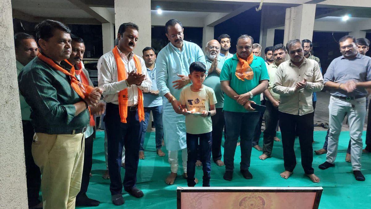 jitu_vaghani's tweet photo. આગામી લોકસભા ચૂંટણી અંતર્ગત ઘર ઘર સંપર્ક અભિયાનની તૈયારી અને સમીક્ષા અર્થે ભાવનગર પશ્ચિમ વિધાનસભામાં સમાવિષ્ટ વડવા-અ વોર્ડના શક્તિકેન્દ્રોની બેઠક દેવુબાગ ખાતે લઇ માર્ગદર્શન આપ્યું અને ઉપસ્થિત સૌ સાથે પ્રભુ શ્રી રામની આરાધના કરી આરતી ઉતારી. 

બેઠકમાં વિધાનસભાના સંયોજક શ્રી મહેશભાઈ રાવલ, શહેર સંગઠન ઉપપ્રમુખ શ્રી નીતિનભાઈ રાઠોડ, શ્રી હાર્દિકભાઈ વાઘેલા, શ્રી હરેશભાઈ નાવડિયા, મંત્રી શ્રી કમલેશભાઈ ઉલવા, વોર્ડ પ્રમુખ-મહામંત્રીશ્રીઓ, કોર્પોરેટરશ્રીઓ, શક્તિકેન્દ્રના પ્રમુખશ્રીઓ અને કાર્યકર્તાઓ ઉપસ્થિત રહ્યા.

#PhirEkBaarModiSarkar #AbkiBaar400Paar #JituVaghani
