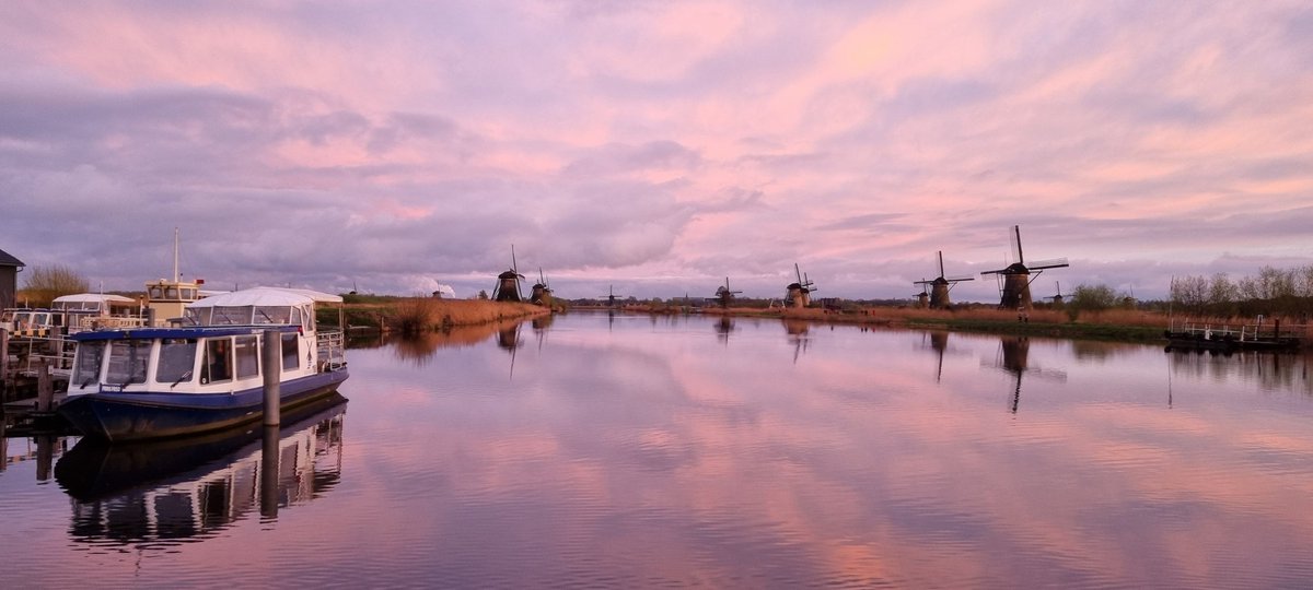 johan_klos's tweet image. Goedenavond een flinke #witte #rookpluim in de #alblasserwaard zeker het #paasvuur al #ontstoken gezien vanaf #kinderdijk met mooie #Aardschaduw #weerfoto