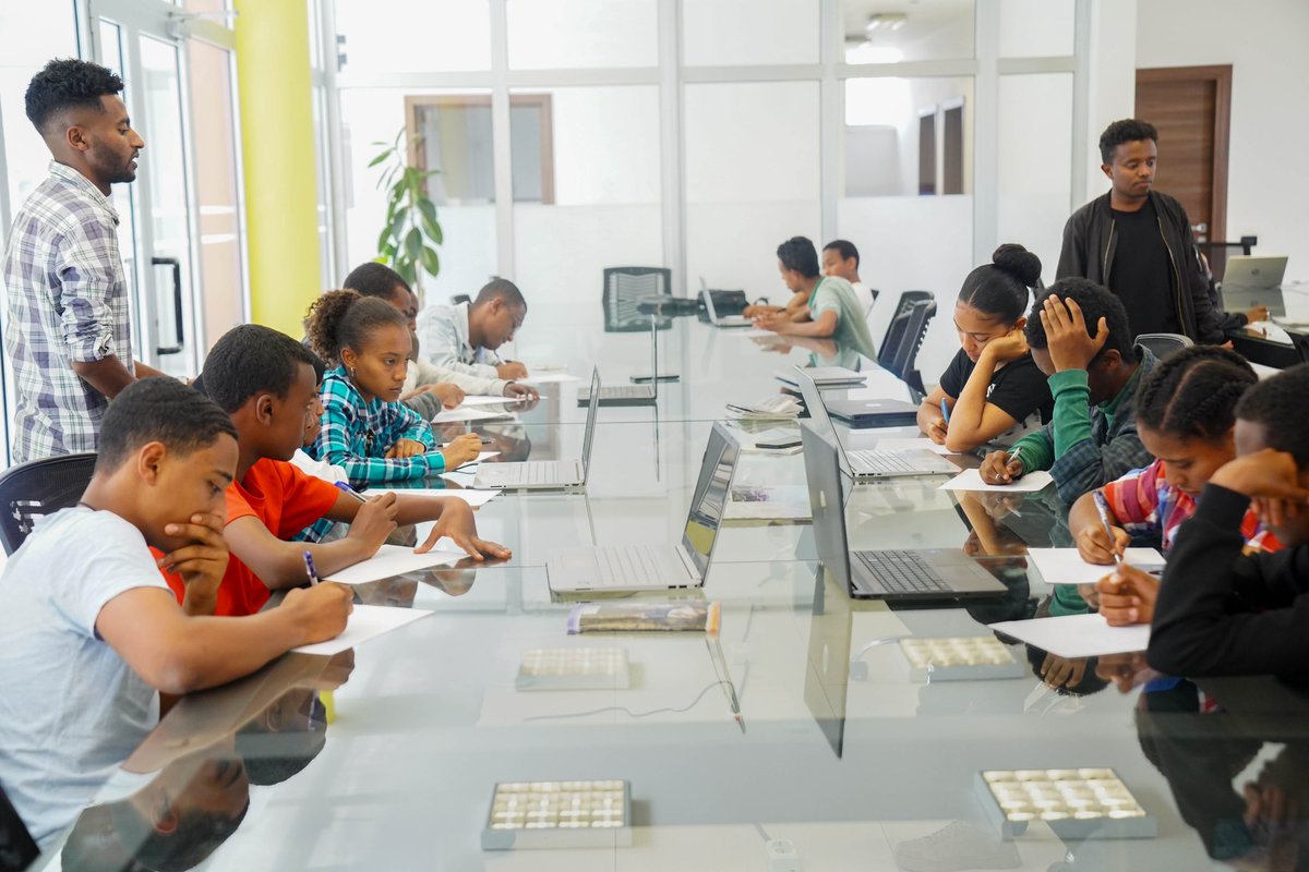 danhailuend's tweet photo. ከ 80 በላይ የዳን ኢነርጂ ብርቱና ትጉህ ወጣት በጎፈቃድ ሰራተኞቻችን እና የማኔጅመንት አባላት ዘወትር ቅዳሜ ከሰአት እና እሁድ ጠዋት ቁጥራቸው ከ 5 ሺ በላይ ታዳጊዎችን ያለምንም ክፍያ በነፃ እዲህ እያስተማርንና እያነፅን ቆይተናል::አዲሱ ትውልድ ላይ ለመስራት ውድ ጊዜያችሁን ጉልበታችሁን እንዲሁም እውቀታችሁን ያለ ስስት በአስቸጋሪ ሁኔታ ውስጥም እያለፋችሁ ስላበረከታችሁ ሁላችሁንም ከልብ አመሰግናለሁ:: 🙏🙏🙏🙏🙏
እነዚህ ታዳጊዎች ለራሳቸው ለቤተሰቦቻቸው እና ለሃገራቸው ኩራት ሲሆኑ ለማየት ያብቃችሁ::  👏👏👏👏👏👏