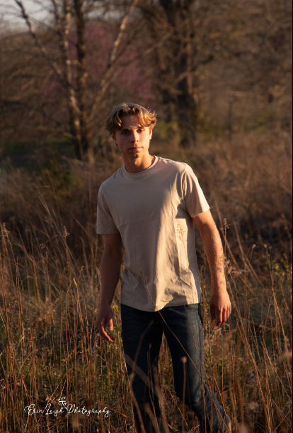 AydenFigg's tweet photo. Soaking in the last months of high school. Thank you to Erin Leigh Photography for a fun session. https://t.co/5Rl0OCIkhX