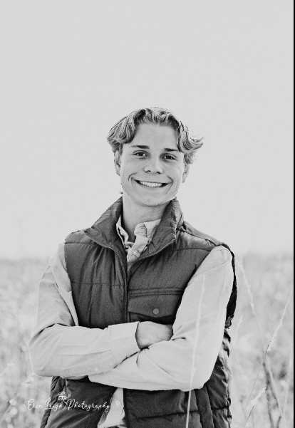AydenFigg's tweet photo. Soaking in the last months of high school. Thank you to Erin Leigh Photography for a fun session. https://t.co/5Rl0OCIkhX