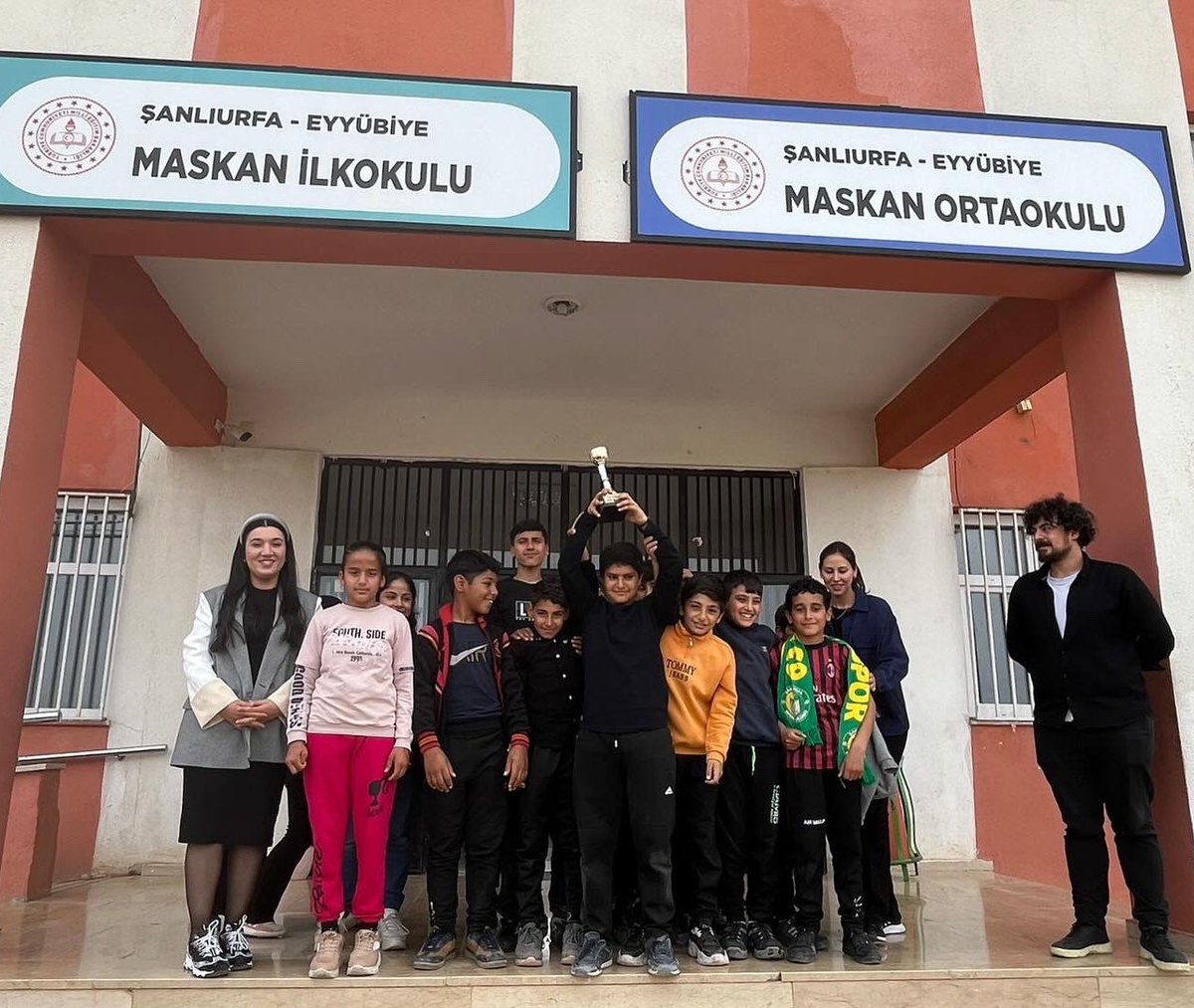 EyyubiyeMaskan's tweet photo. Mart ayının temizlik kahramanı öğrencimiz Vatha Eğerti ve en temiz sınıf ise 7/A oldu. Öğrencilerimiz hediye ve kupalarını aldılar. Tebrik ediyoruz bu temizlik bilincinin devamını diliyoruz🌸 https://t.co/E5lPRoN5Ij