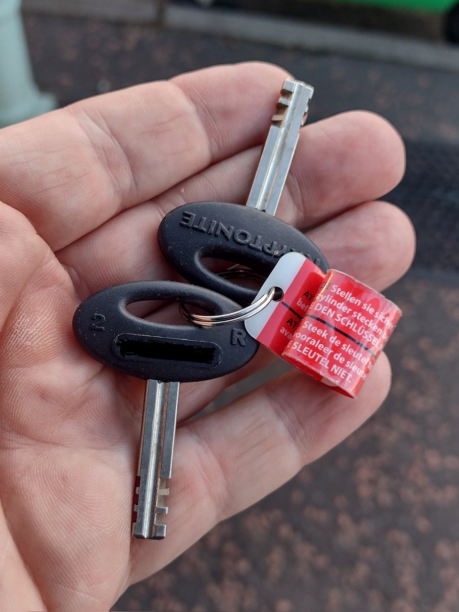 Bike lock keys found on #Portobello prom, near the swimming pool. Now in the safe (ish) hands of @LittleGreenVan1