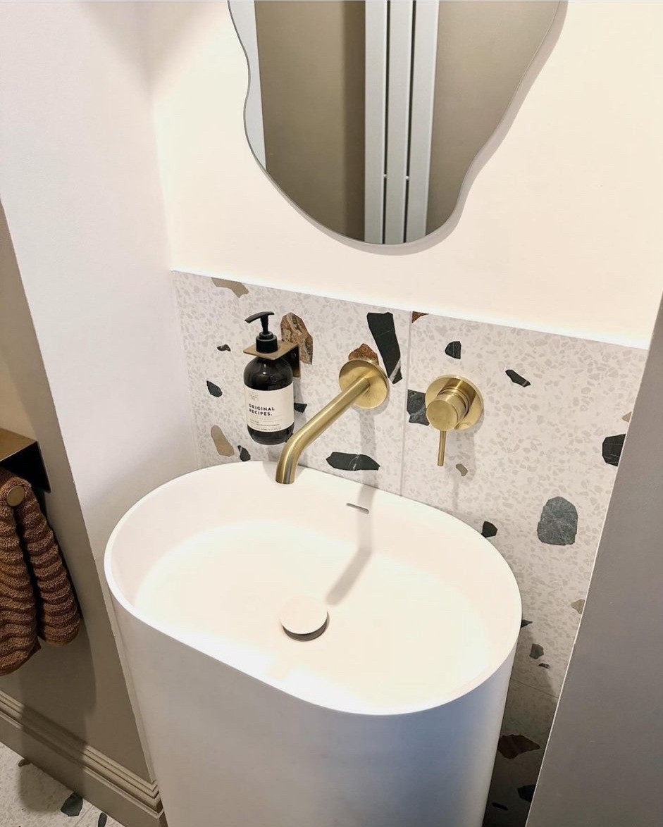 A lil' wc tour 🧡 🏡 IG cotton_and_zinc 🔎 Trend White Terrazzo Tiles Order a free sample: tilemountain.co.uk/p/trend-nacar-… #terrazzo #tiles