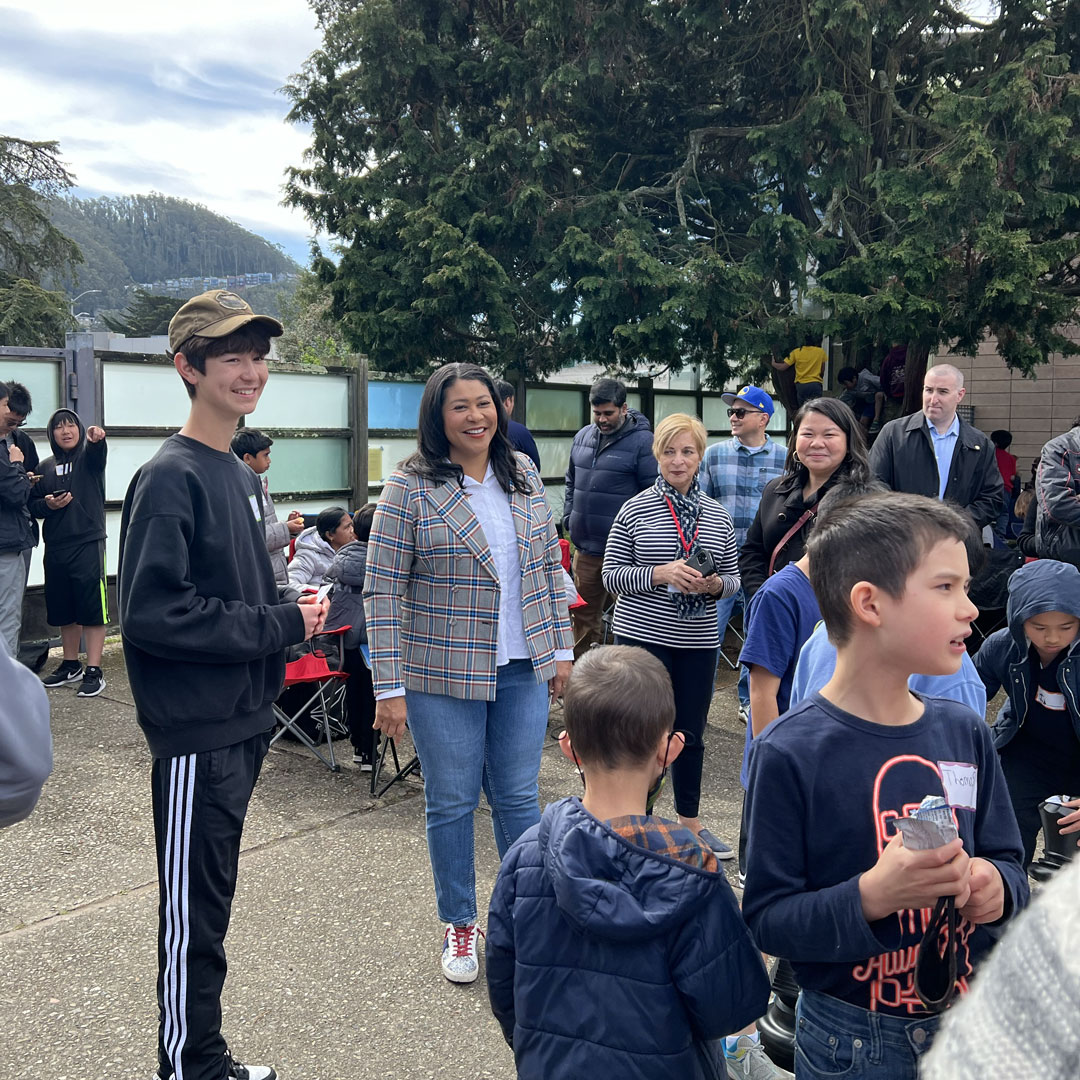 🌟♟️🏆Mayor @LondonBreed and our CEO Katherine Bella take a tour of the tournament. Mayor Breed also met with our chess coordinator and resident master, Paul Whitehead.🌟 #MayorLondonBreed #MechanicsInstitute #2024SFChessChampionship #GoldenGateParkChess