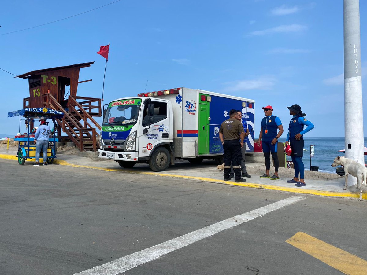 ¡Contingente municipal con vigilancia permanente en la playa de Crucita! Como medida preventiva y de respuesta inmediata, la Alcaldía ha dispuesto servicio de ambulancia y la presencia de 18 rescatistas a lo largo del malecón de “La Bella”. #CrecemosJuntos