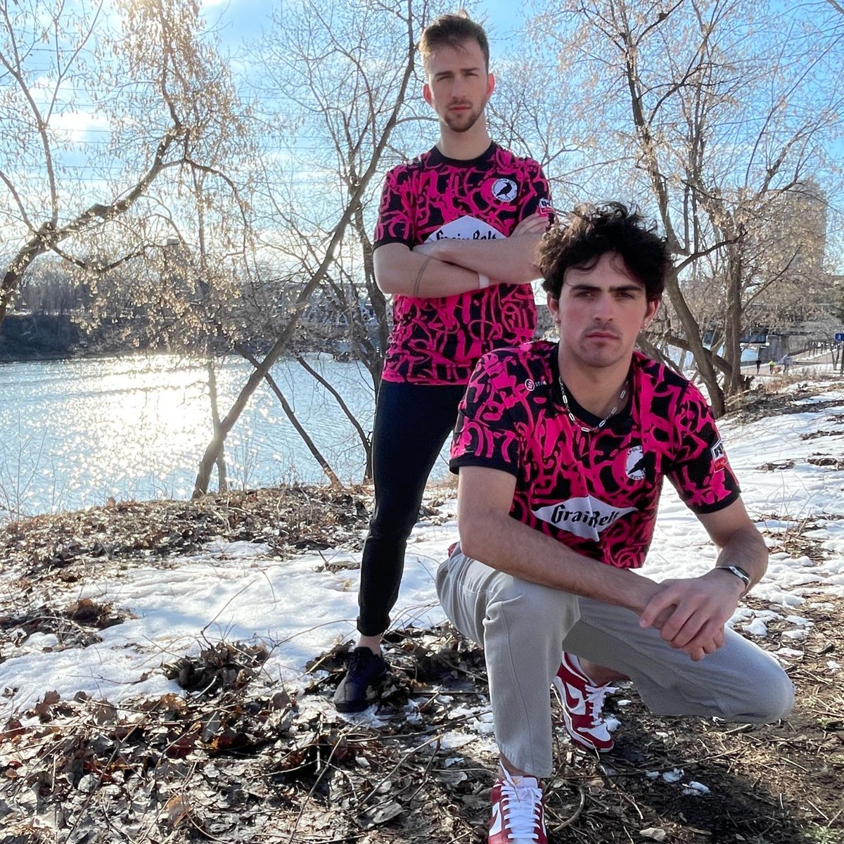 MINNEAPOLIS MADE

The new pre-game shirt. A garish concoction of street art and great vibes.

Get it: tinyurl.com/jvz86jay