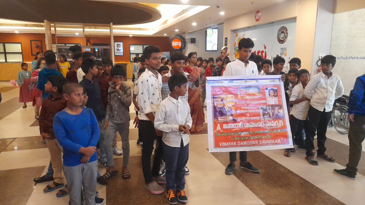 KnowShareAct's tweet photo. #SwatantryaVeerSavarkar
A group of 100 #deshbhakt children in Visakhapatnam were sponsored by some Indian-Americans to specially watch Veer Savrakar movie. You can see the eagerness with which the children queue up to get inside the theater.
When the movie finishes.. 1/2 https://t.co/jfcJcyx1AS