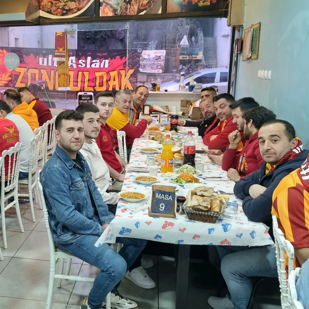 uAZonguldak's tweet photo. ultrAslan zonguldAk olarak geleneksel iftarımızı yaptık. Katılan arkadaşlarımıza teşekkür ederiz.
BirlikteBüyükAileyiz.
#uAYurtiçi #uAzonguldAk https://t.co/1OtQSxVrqa