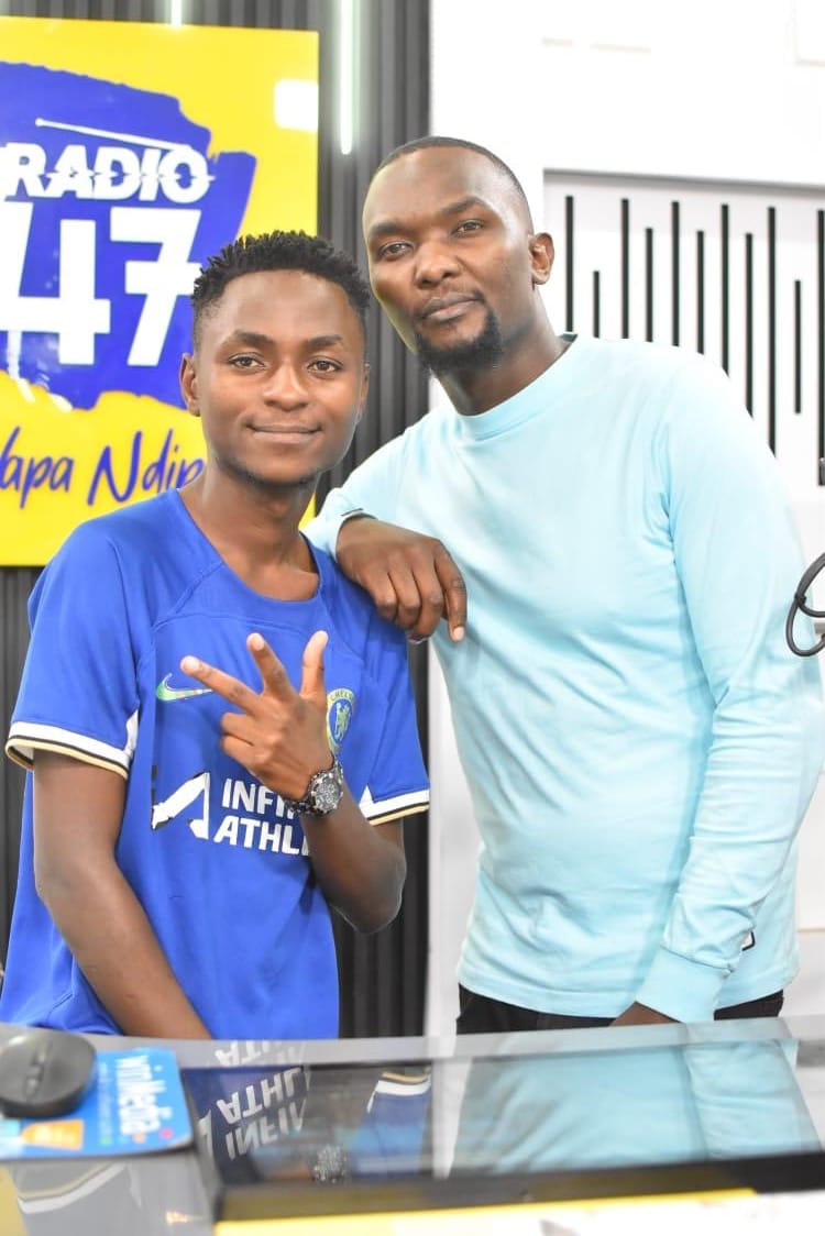 Ni nani huyo hapo nyuma anasema Burnley imedojo na kumalo Chelsea 😂😂! Je, unasikiliza #BurdanSatoo na <a href="/y_oungballer/">Manucho the Young Baller</a> na DJ Kay ukiwa wapi? #HapaNdipo