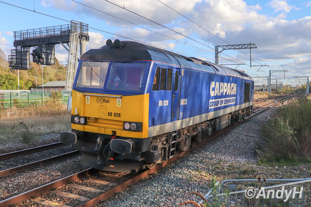 holtona72's tweet photo. #SixtySaturday A nice way to end the day, quick visit to catch @DCRailOfficial #Cappagh blue 60028 passing through Kettering in the late afternoon sunshine running as 0Z61 Willesden DC Rail Sidings to Chaddesden Sidings. #DCRail #TugWatch #MML 30/3/24 https://t.co/Ejw2ObFWVu