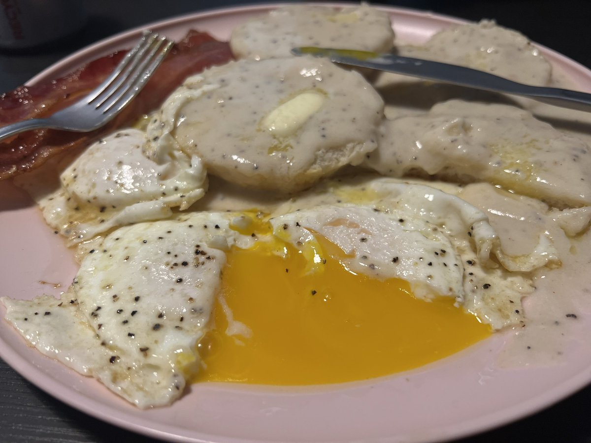 themomnoms's tweet photo. Biscuits and gravy is always a freaking hit around here https://t.co/Es4sSoMDLJ