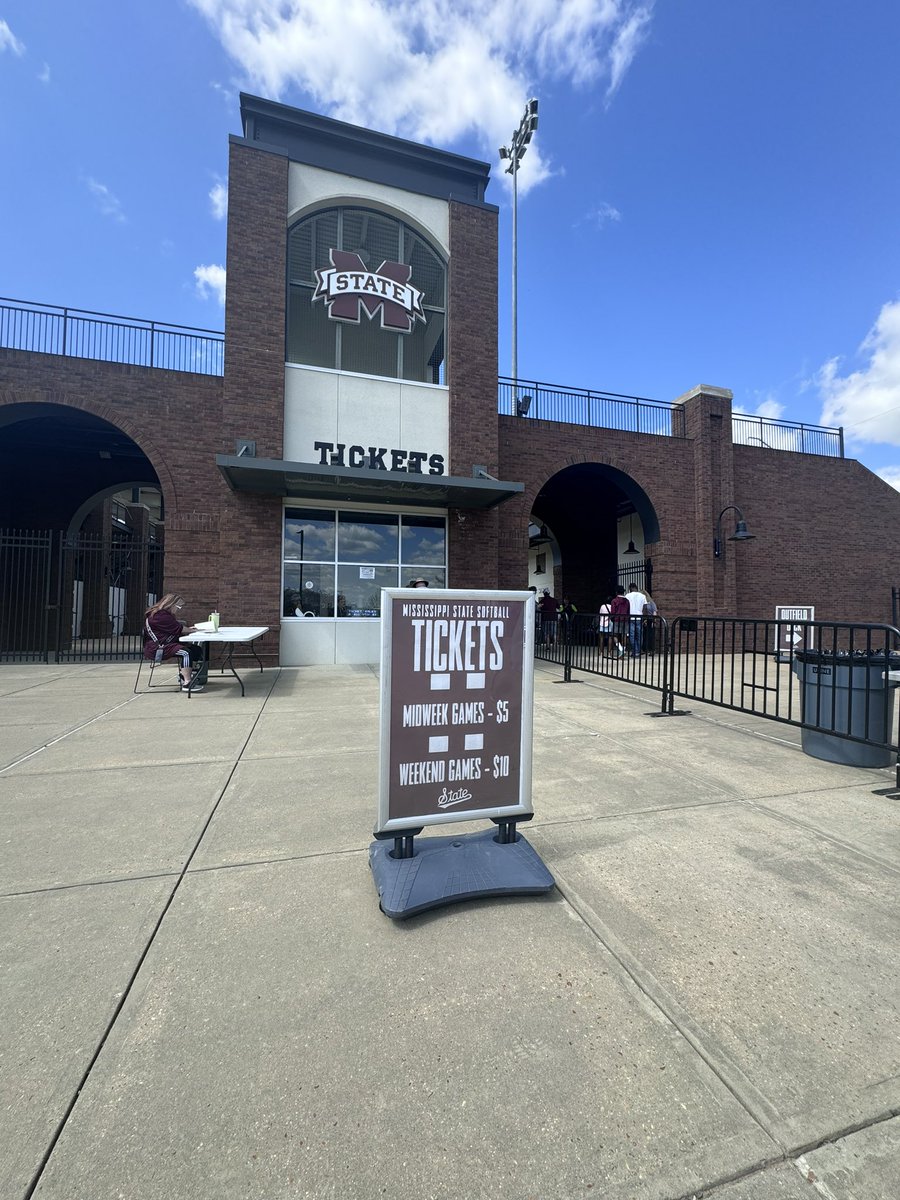 Nusz Park 🤩 Attendance: 1302 (#13 crowd in school history) Note: @HailStateSB started charging for admission this season 👏 Women’s softball 📈