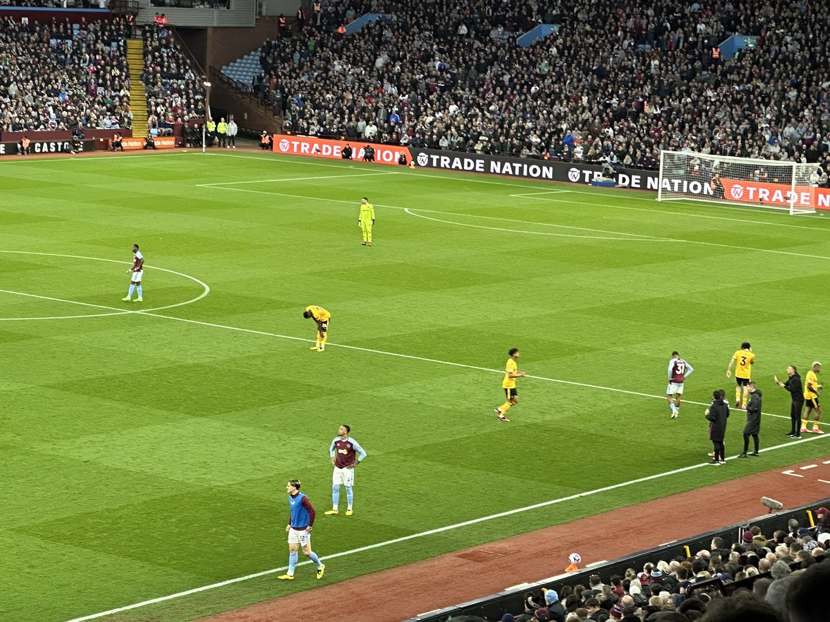 This is the best of modern day Britain. A break of play to allow goal scorer Diaby to open his fast - he has been fasting since dawn as a practising Muslim during the month of Ramadan. @AVFCOfficial @AVFCFoundation @premierleague @OpenIftar @adilray