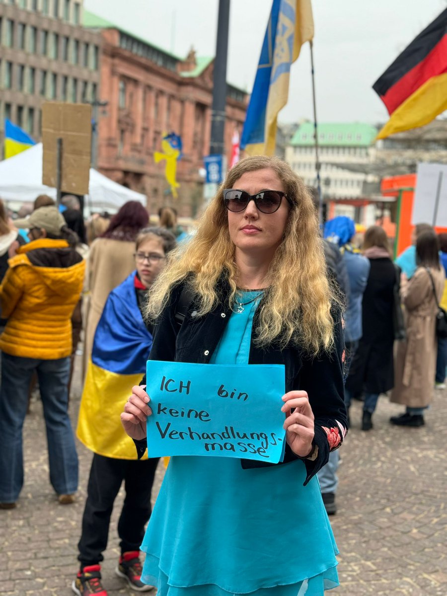 Warum hat sich ein sogenannter Friedensaktivist mit einem Plakat über Verhandlungen statt Waffen geärgert, wenn ich ihm mein Plakat gezeigt habe?

#Ostermarsch #Bremen #StandWithUkraine