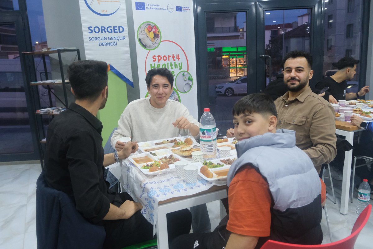 sorgedorg's tweet photo. Birliğin, beraberliğin, yardımseverliğin ve hoşgörünün ayı olan Ramazan-ı Şerif'imizde gençlerimizele iftar yemeğinde bir araya geldik. 

 Her yıl geleneksel olarak düzenlediğimiz iftar yemeğinde gençlerle bir arada olmaktan memnuniyet duyduk. https://t.co/d2xe1r53FR