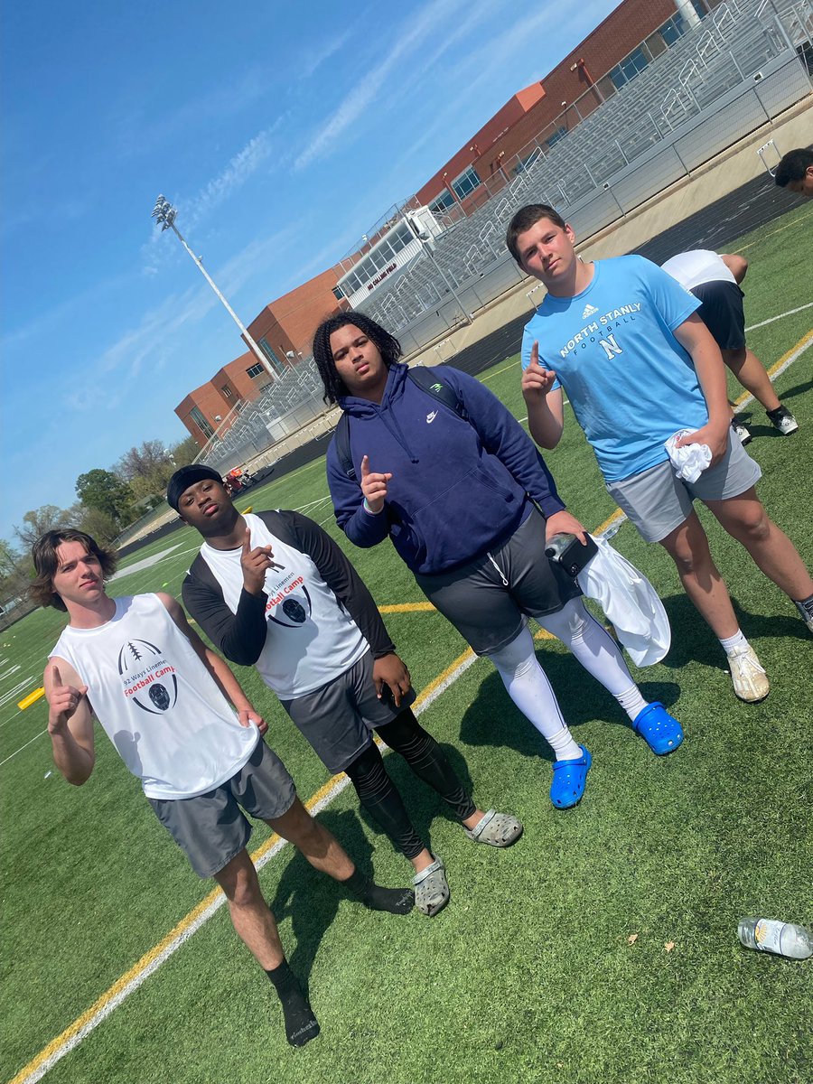 SeshaunS's tweet photo. Had a great time competing @92waysfootball camp with some of my teammates! @CollinsJermon https://t.co/cHBx6ZE2VX