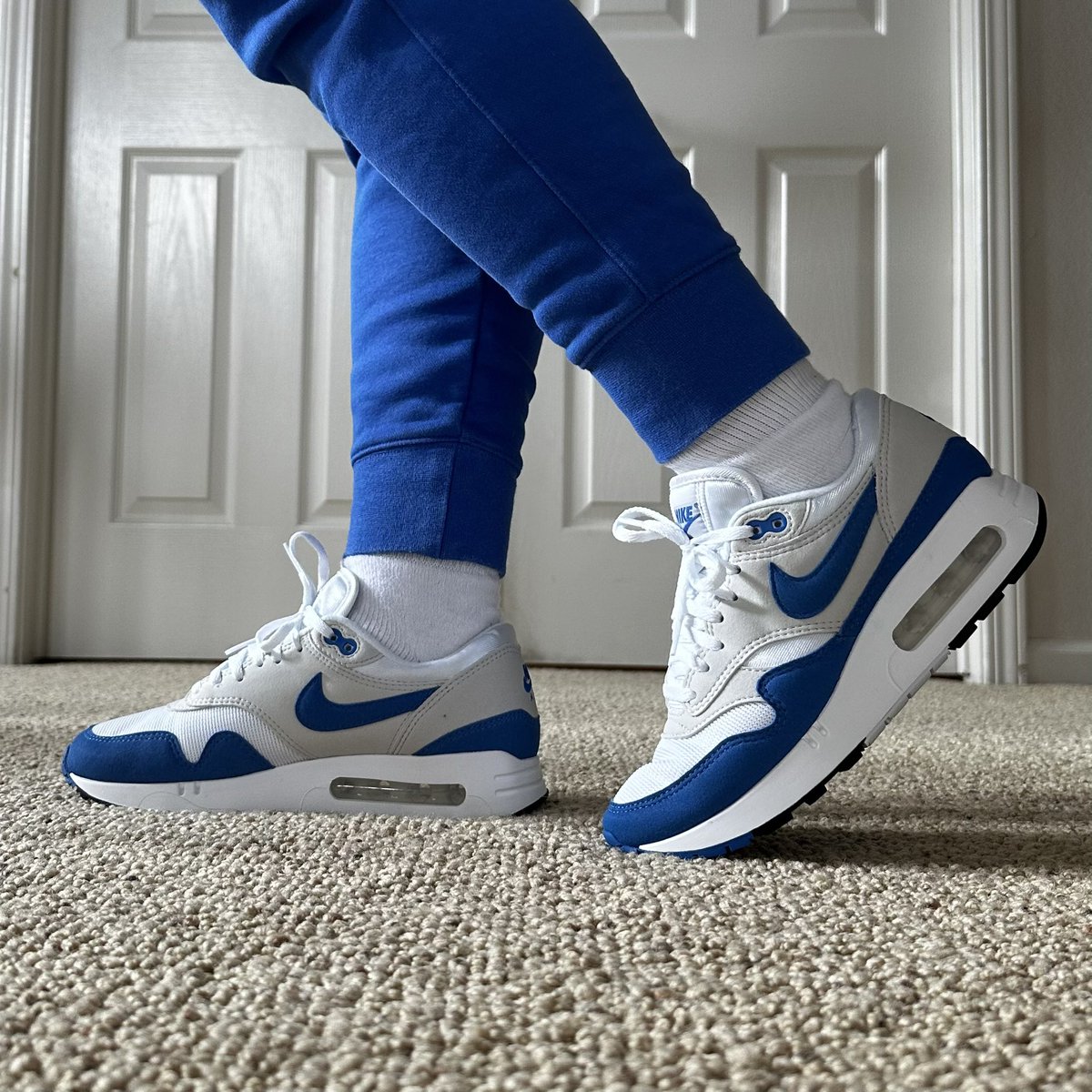 Rainy day blues 🌧️ #marchMAXness is coming to an end soon.. what a great month it has been for comfy and dope kicks 😌 #KOTD