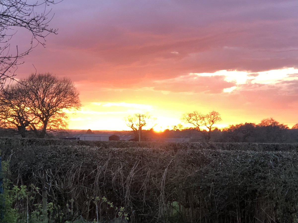 Easter Saturday’s sunset, been a gorgeous day in Cheshire for a change! Happy Easter everyone #jonestherose #easter #cheshire #sunsets #springtime