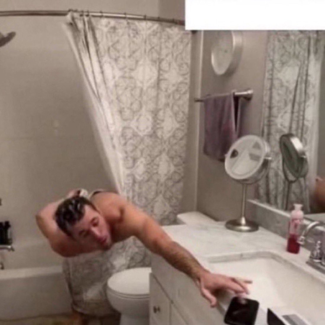 cuando estoy en la ducha y suena una cancion que no me gusta :