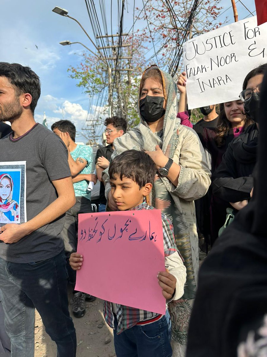 GD_Alisher's tweet photo. Lahore: women, children, lawyers, students and civil society members demanded immediate recovery of 13yrs old #FalakNoor and fair investigation against alleged murder of #Innara 18. #JuaticeForInara #GilgitBaltistan #BringBackFalak @HRCP87 @UN_Women @hrw @amnesty @GovtofPakistan https://t.co/d81hVxR8BM