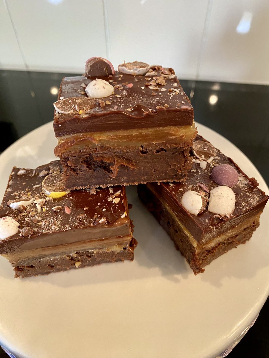 Mini egg millionaire brownies. 🥰 Happy Easter! Dark chocolate brownie with a layer of caramel, topped with dark chocolate ganache and a sprinkling of smashed mini eggs. Mmmmmmmmm