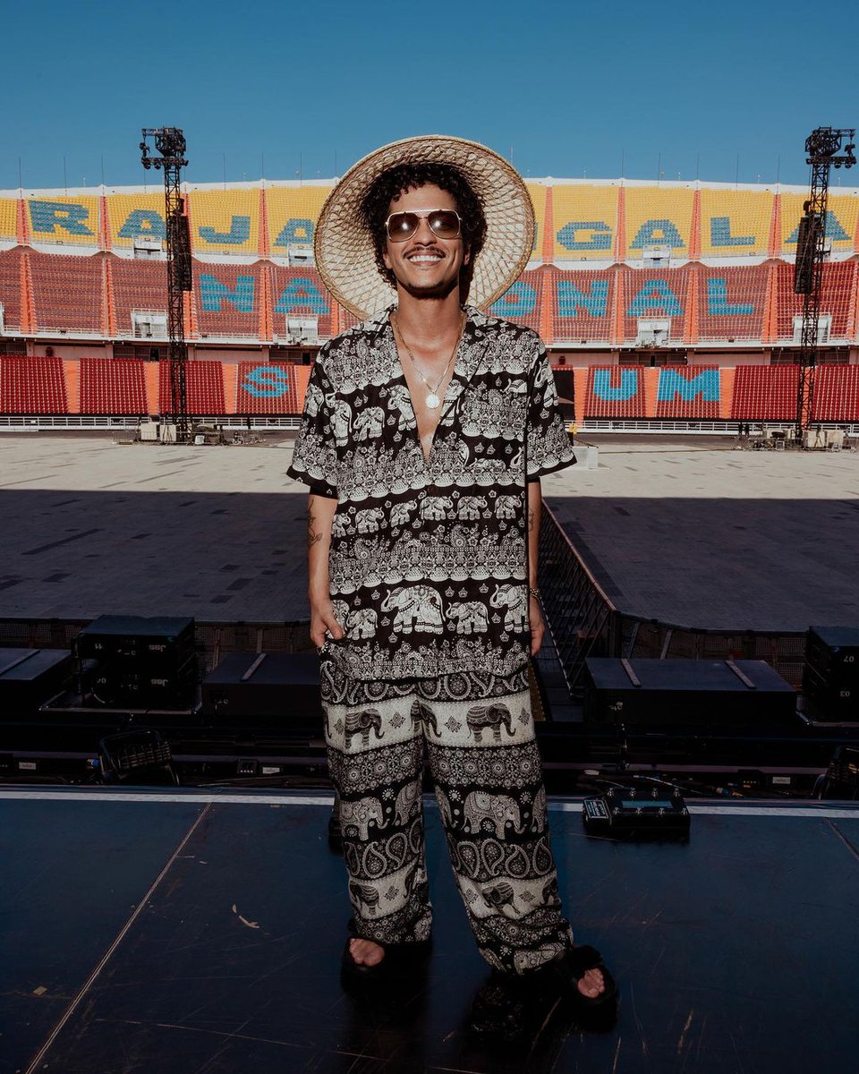 Bruno Mars โพสต์ภาพช่วง Soundcheck ที่สนามราชมังฯ พร้อมชุดลายช้างแบบ Full Set
