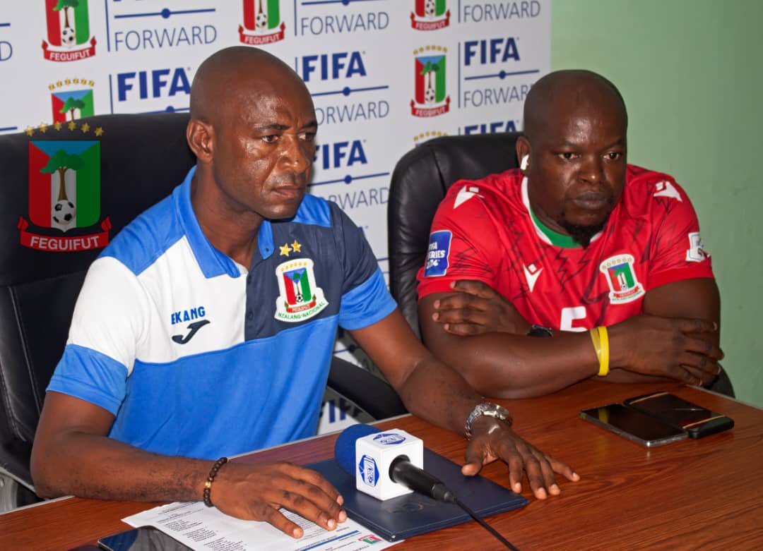 El Seleccionador Nacional del Nzalang Femenino junto con el Director Técnico organizan trabajos técnicos para la selección femenina. . . . Más información en nuestra página web: feguifut.org