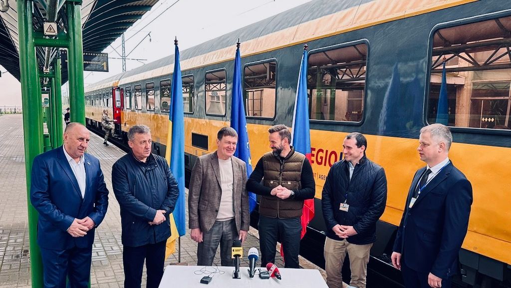 A nice update for our #nighttrains map and database (nighttrains.net): Last week two routes were extended to each connect one more country @EuropeanSlpr now connecting 🇧🇪🇳🇱🇩🇪 with 🇨🇿 and RegioJet connecting 🇨🇿🇸🇰 with 🇺🇦. Photos: @jurim (ES) @GlobalUARailTF (RJ)