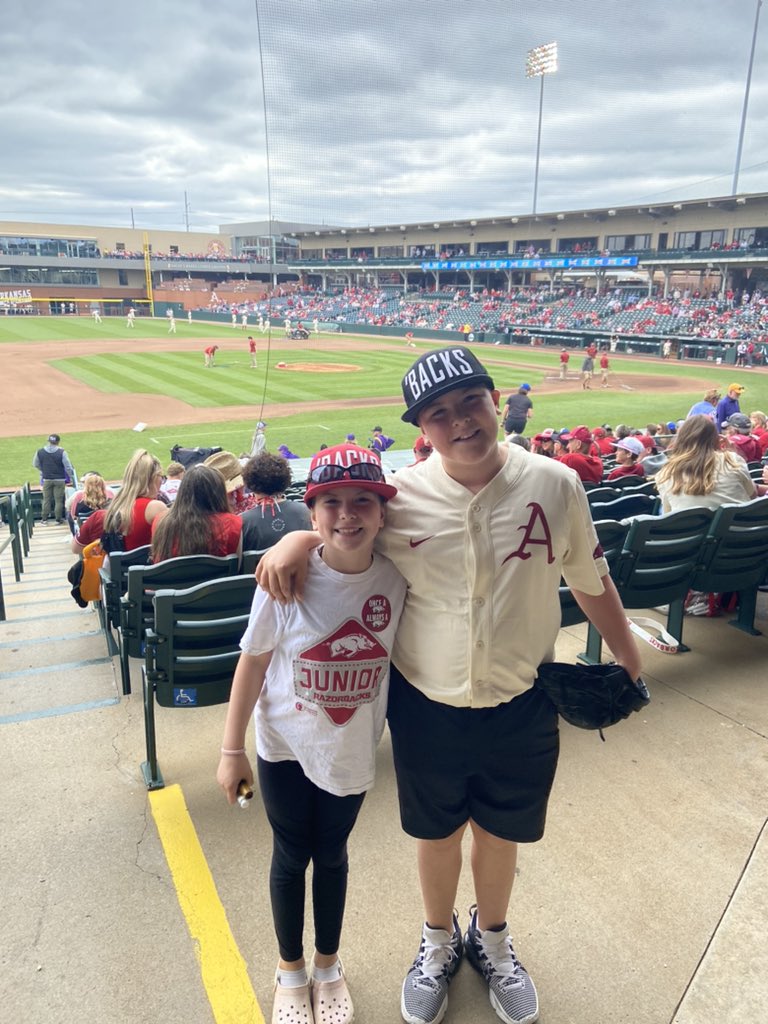 WPS!
🧹 
#THISISBASEBALL
#OMAHOGS
@RazorbackBSB