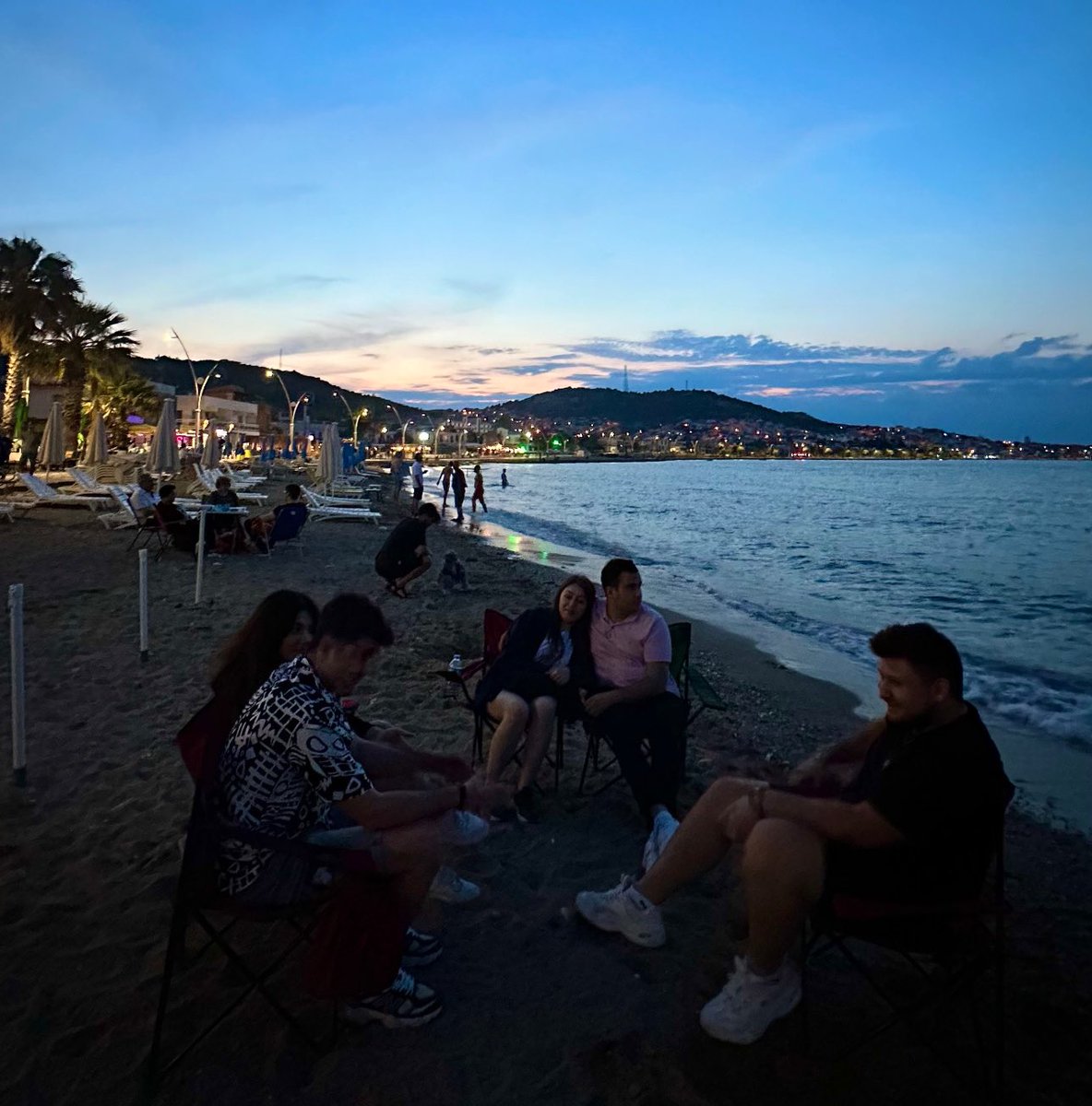 sahil kenarı.. telefon yok, internet yok, sadece sevdiklerin..
