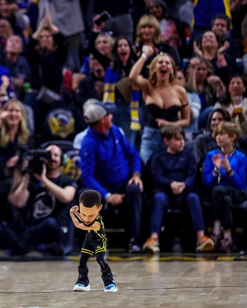 30problemz's tweet image. Mini Steph golfing + some big ol bazookas in the back