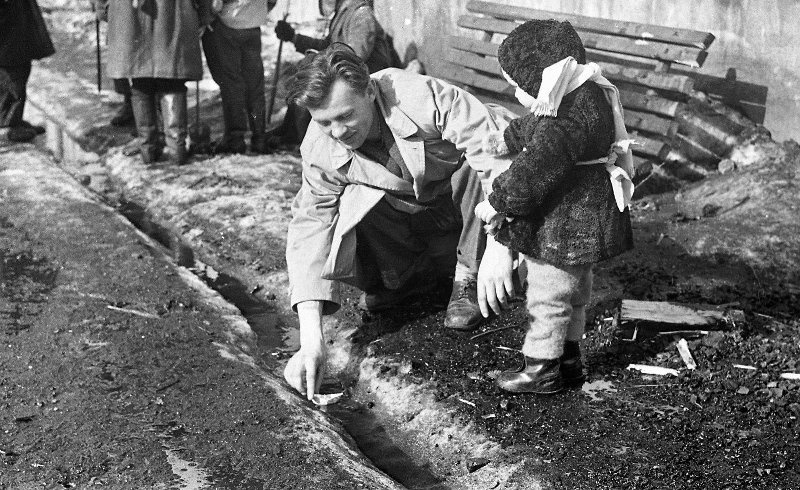 Sending a paper boat down the stream - a traditional activity of early spring when snow begins to melt. Photo by Yuri Sadovnikov (Yuzhno-Sakhalinsk, 1960s).