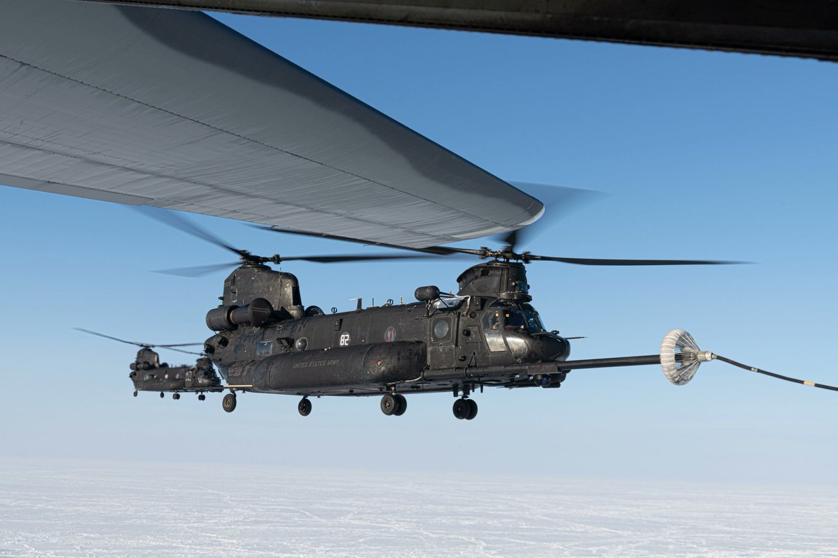 Una pareja de #Boeing MH-47G #Chinook del 160th Special Operations Aviation Regiment (Airborne), repostando sobre el Océano Ártico durante el ejercicio #ArcticEdge24 (#USAF photo by Senior Airman Drew Cyburt)dvidshub.net/image/8294959/… #MH47G
