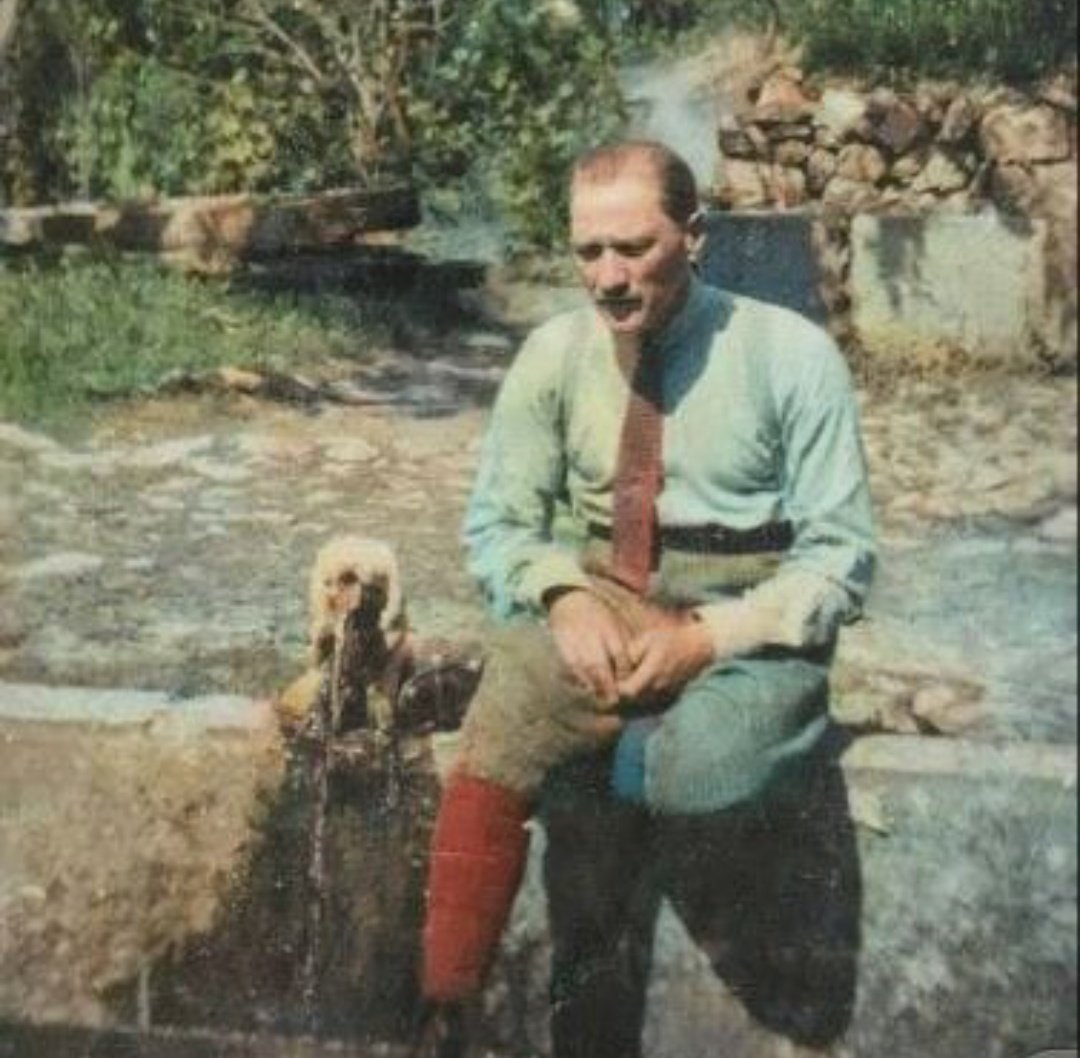 Bana bak Nuri;
Her şakana eyvallah ama, Türklüğüme ilişme !
Benim hayatta yegâne fahrim, servetim Türklükten başka bir şey değildir !
Atasını tanımayan it peşinde koşar...