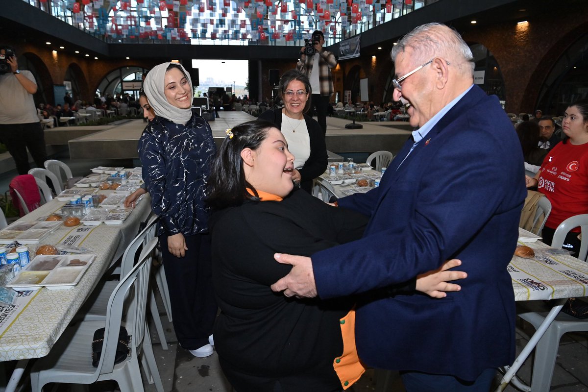 Bugünkü iftarımızda teşkilatımızın yanı sıra Hamidiye Bekir Topçuoğlu Özel Eğitim ve Rehabilitasyon Merkezi'mizde eğitim gören özel öğrencilerimiz ve ailelerimizle de buluştuk. Sonrasında ise 19-25 Mart 2024 tarihinde Antalya’da gerçekleştirilen 2. Trisome Oyunları ve 11. Dünya