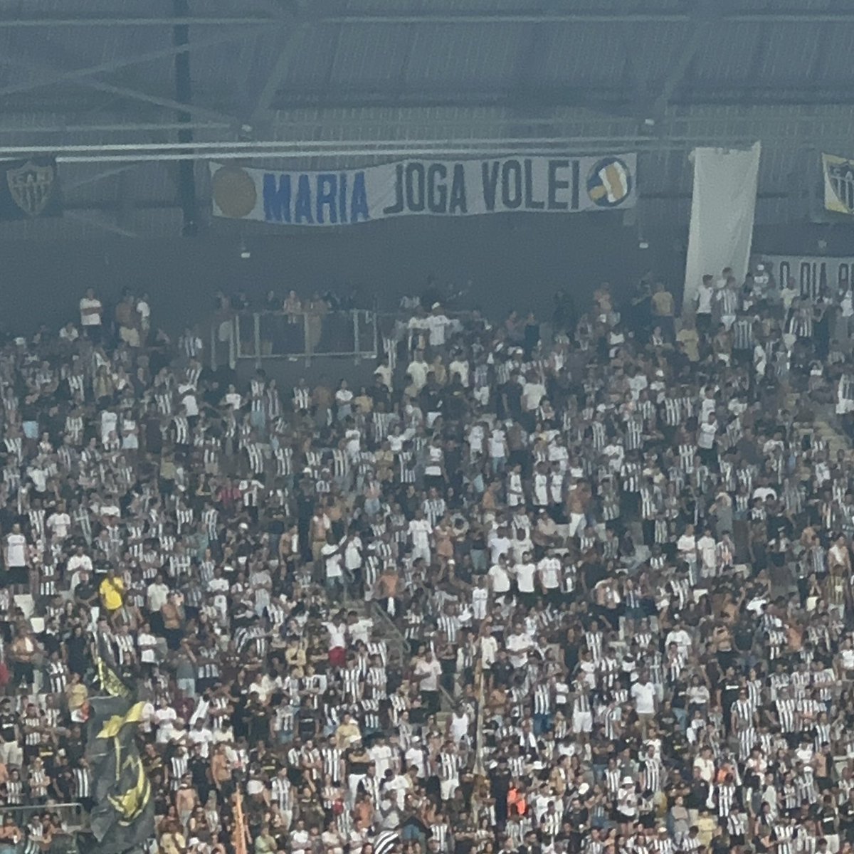 oiviti's tweet photo. sobre isso, alguns pontos:

1. atleticano que ainda associa esporte a gênero é imbecil 

2. vc está literalmente zombando do maior time de vôlei do mundo

3. uma faixa dessa só revela a insegurança e o machismo que continuam mergulhados 

4. Sada tem mais títulos que o Atlético https://t.co/3Isq44MQQz