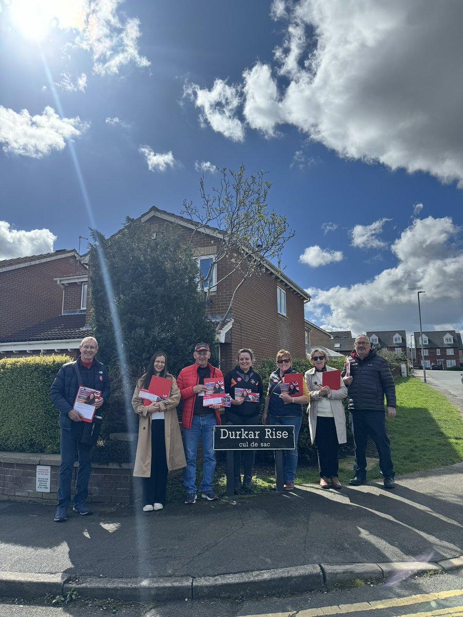 Always a pleasure out with @YvetteCooperMP and the sun made it even better. We spoke to residents in Crigglestone and Kirkburton today. Lots of people telling us they want a change of Government