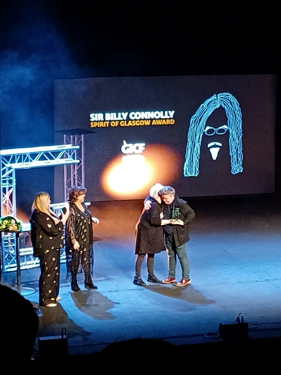 Susie McCabe winning the Sir Billy Connolly Spirit of Glasgow award at @GlasgowComedy Festival Gala. Among a great line–up of comedians, she had us howling 😂👏 #GICF