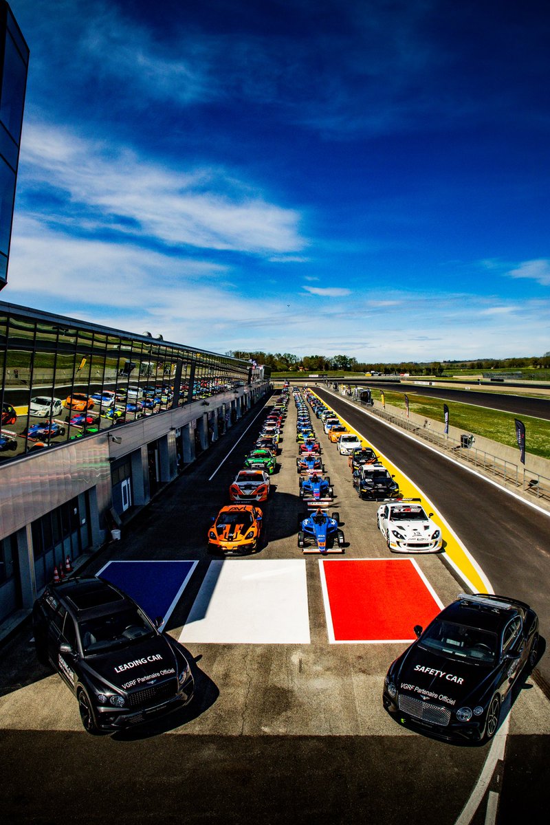 😍 PHOTO DE FAMILLE 😍

Cette photo de groupe des Championnats de France FFSA (GT, Tourisme et F4) le démontre, le Championnat de France FFSA des Circuits fait une fois encore le plein. 
Les sept séries présentes à Nogaro ont réuni 250 pilotes et 212 voitures de course.