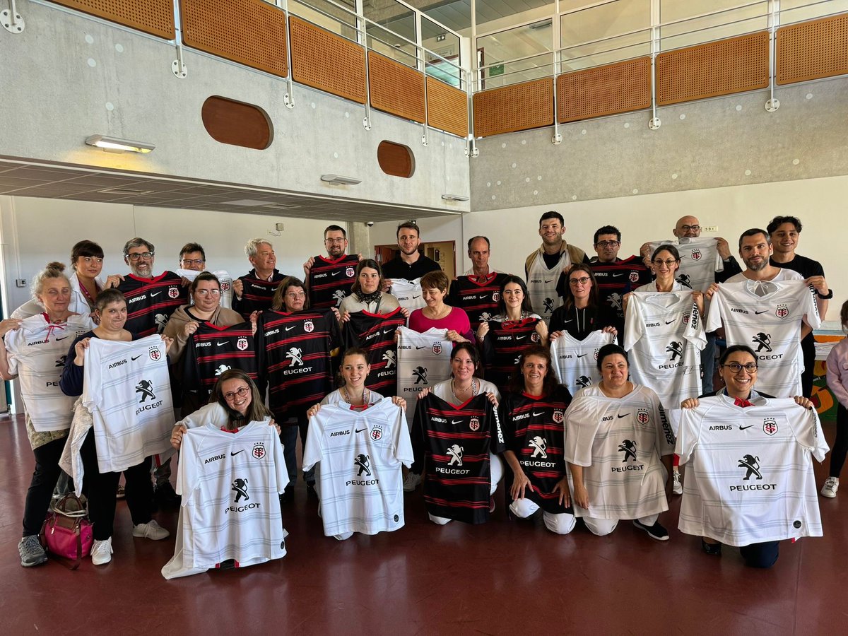 👕 ♻️ Après 2022, et toujours dans une démarche écologique et sociale avec l'implication de couturières en situation de handicap, nous avons pu remettre ces 350 blouses pédiatriques à l’effigie du Stade Toulousain au CHU de Toulouse pour le plus grand bonheur des enfants.