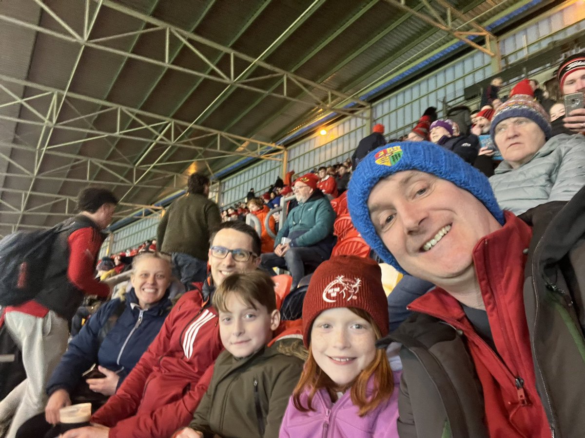 eamonnash's tweet photo. #MUNvCAR #ThomondParkSelfie  COME ON MUNSTER @gisellecamp @Munsterrugby @MRSC16 https://t.co/VWAS94lbkt