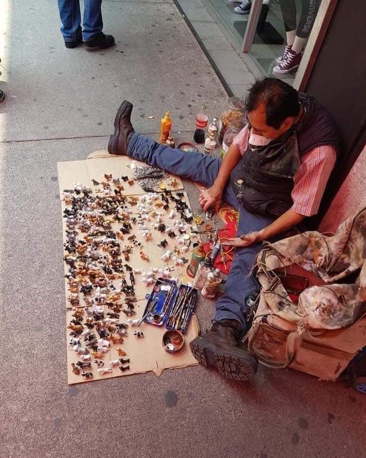 Mr_Civico's tweet image. 🇲🇽👇🏻 #Mexico 

¡Vamos a ir a buscarlo! Afuera del metro Ermita en #CDMX el señor les hace una réplica de su perrito, mientras más personas vean esta publicación más ayudaremos a qué el tenga clientes ❤️

Unidos somos más fuertes 🤗