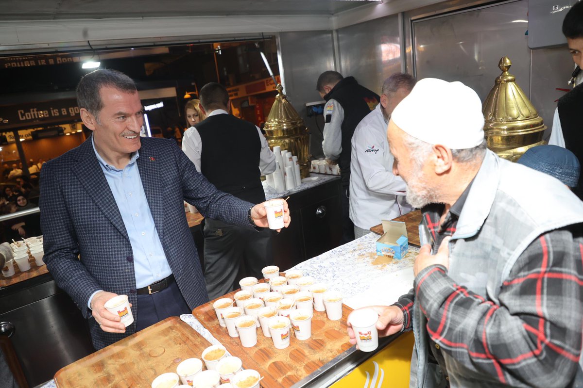 omerrarisoy's tweet photo. Salep deyip geçmeyin. Neşe veriyor, yüz güldürüyor:)

📍Emine İnanç Camii https://t.co/xvhoyxqeUk