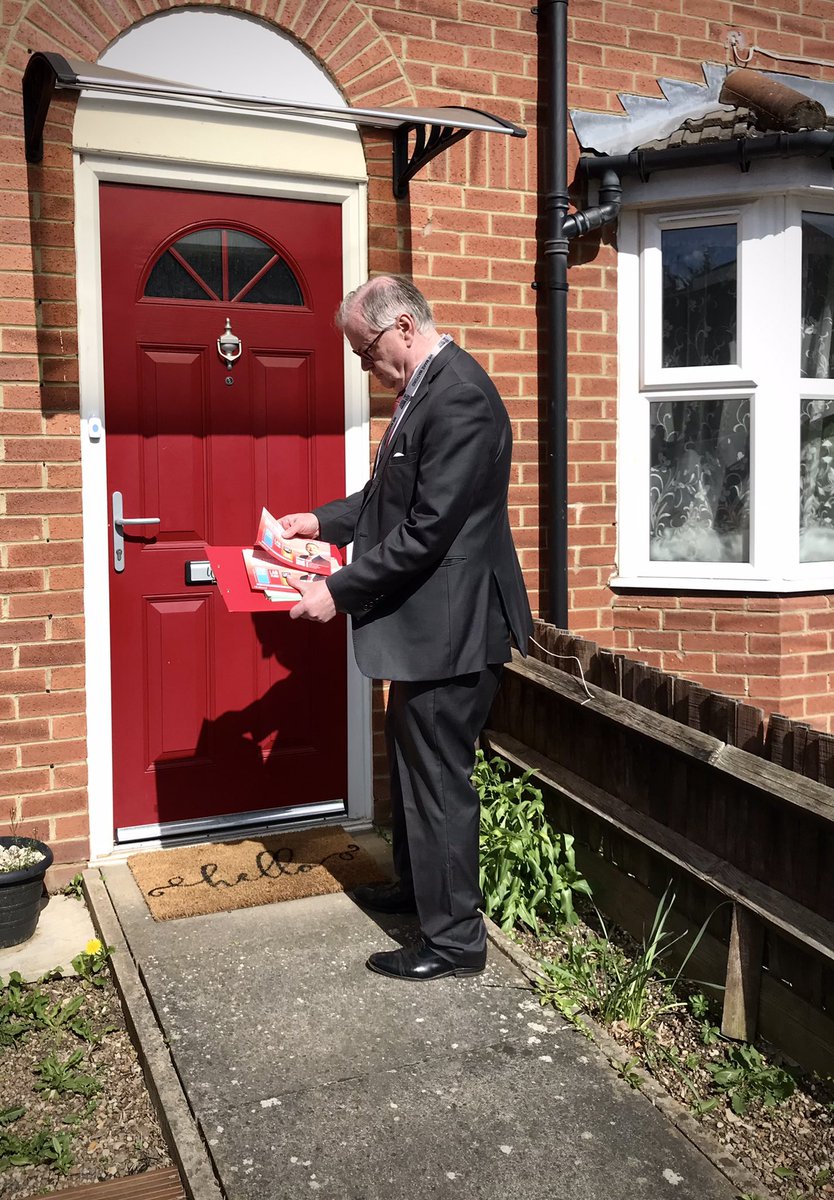 Sunshine, and plenty of support on the doorsteps of #Holywell this morning, for Cllr #NigelBell and #Watford’s prospective parliamentary candidate Matt @Turmaine. It was a trio of PPCs - with @JoshDTapper, Hertsmere, and of course myself, standing in @SWHertsLabour 🌹
