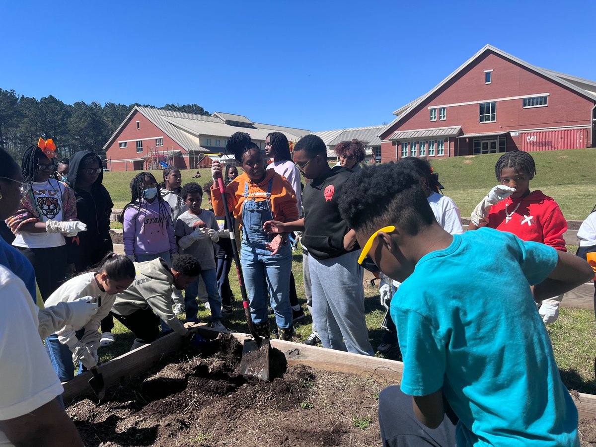 Shout out to the Junior Beta Club! They came to help out in order to fulfill one of their community service hours! @OakleyTigers