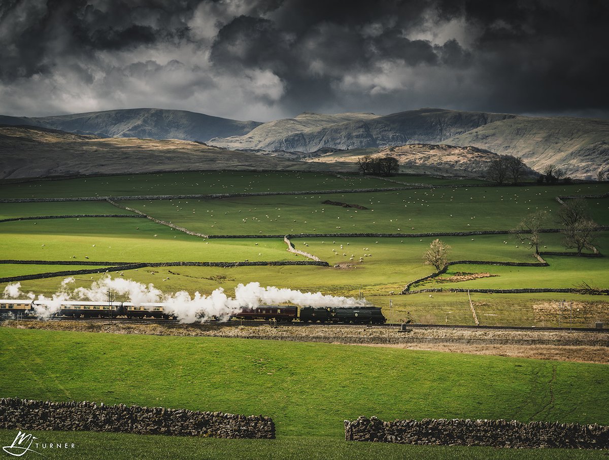 The @northernbelletr rail tour, hauled by locomotive 34067 Tangmere, seen passing the Lake District near Shap earlier today, with a backdrop of mountains including High Street & Kidsty Pike.

#NorthernBelle #LakeDistrict #Cumbria #SteamTrain #WestCoastMainLine