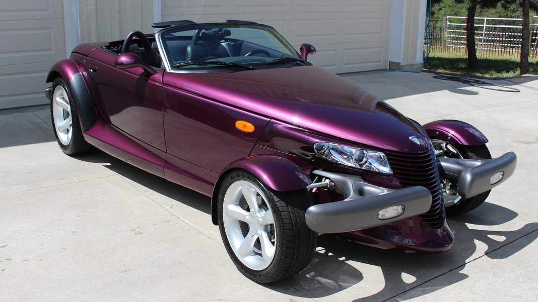 klasicarabalar's tweet photo. Plymouth Prowler

Garip araba tasarımları listesinde yer alan diğer arabalara nispeten daha amacına uygun bir araba olarak gördüğümüz Plymouth Prowler 214 beygir gücünde bir spor otomobil olarak sergileniyor. Öne doğru daralan gövdesi, ilginç far yapısı ve jant tasarımıyla ilginç görünen otomobil farklı olmak isteyenlerin tercih edebileceği standartlarda. Üstelik üstü de açılabiliyor. 2002 yılında 11.700 adet üretildikten sonra Chrysler tarafından üretimine son verildi.

#DALS #LSGvPBKS
