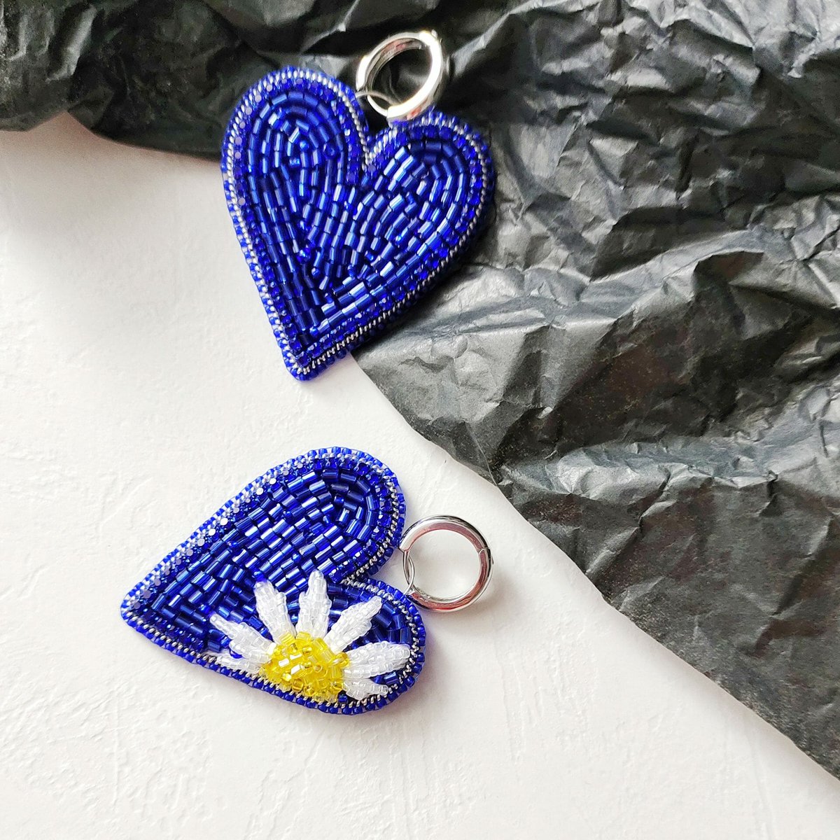 Asymmetrical heart beaded earrings crealandia.com/shop/blue-hear… #brooch #originalgifts #handmadegifts #accessories #jewelry #jewelrydesign #handmadejewelry #pin #earrings #crealandia #handmade #birthdaygift #valentinesgift #christmasgift #necklace #bracelet #birthdaygiftideas