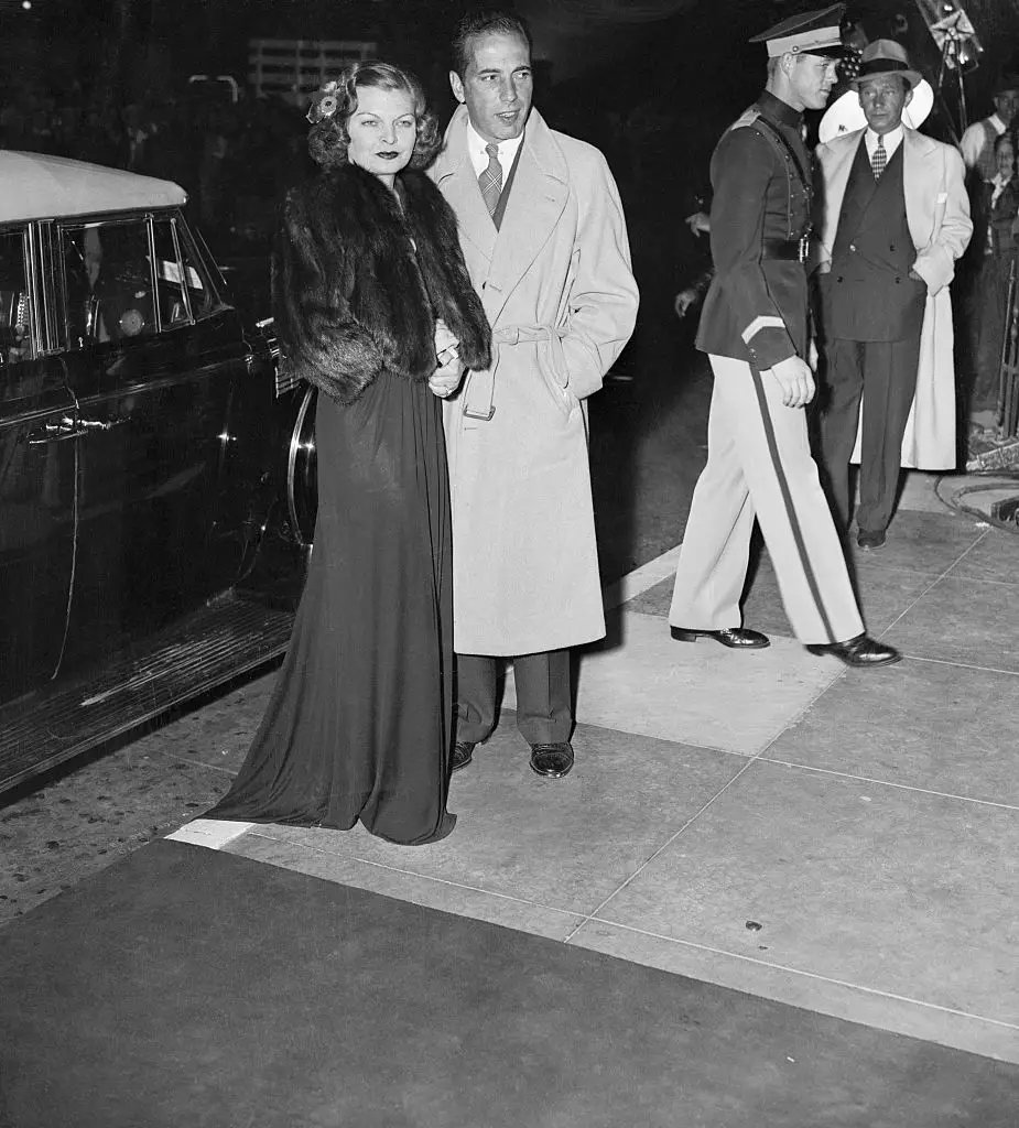 @paj_ann And here are Bogie & wife Mayo Methot at the movie opening.  #humphreybogart #oldmoviestars @ClassicMovieHub  @ClassicalCinema @ClassicMovieDig